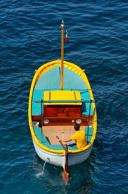 Il gozzo tradizionale S. Luca vira in mare con timone manuale