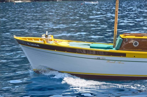 La prua della barca San Luca gozzo tradizionale della flotta Luma Charter