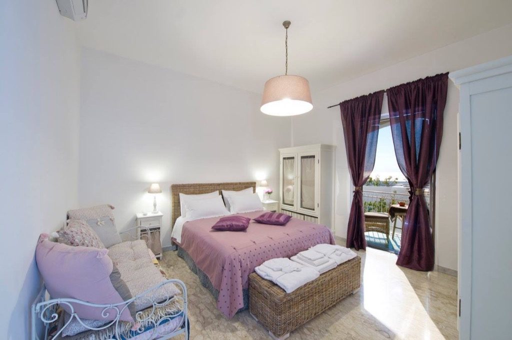 Casa Coccinella bedroom with rose blank and access to the terrace