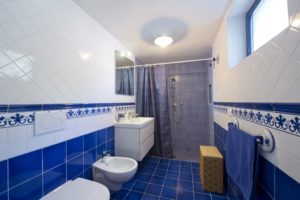 Casa Terramare blue and white bathroom