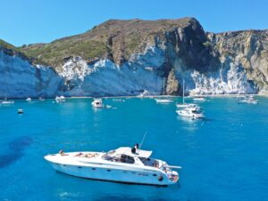 Barche in rada in tour costiera Ischia e Procida